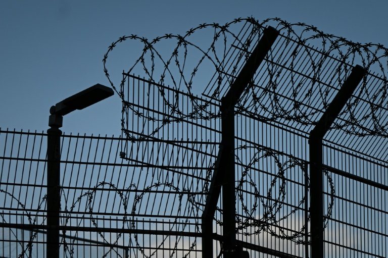 Des barbelés au-dessus de l'enceinte du centre pénitentiaire de Bordeaux-Gradignan, en Gironde, le 20 novembre 2025