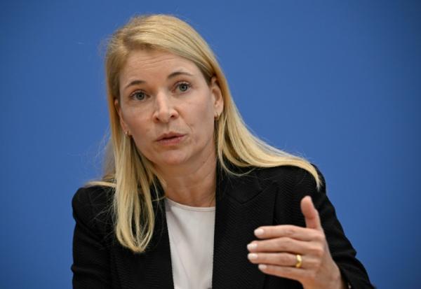 Evelyn Palla, nouvelle directrice de la Deutsche Bahn (DB), l'opérateur ferroviaire public allemand, au cours d'une conférence de presse, le 22 septembre 2025 à Berlin
