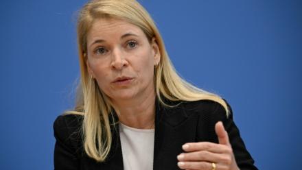Evelyn Palla, nouvelle directrice de la Deutsche Bahn (DB), l'opérateur ferroviaire public allemand, au cours d'une conférence de presse, le 22 septembre 2025 à Berlin