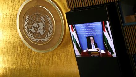 Le président palestinien Mahmoud Abbas s'exprime par vidéo lors d'un sommet au siège des Nations unies, à New York, le 22 septembre 2025