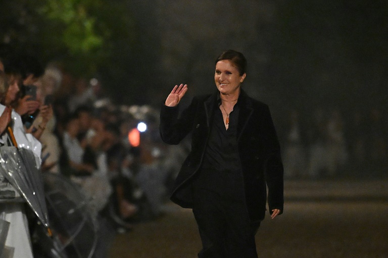 Maria Grazia Chiuri à la fin du défilé de la collection Dior Femme Croisière à Rome, le 27 mai 2025