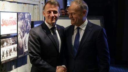 Emmanuel Macron et Donald Tusk à Gdansk le 20 avril 2026, lors de la visite d'une exposition sur le syndicat Solidarnosc

