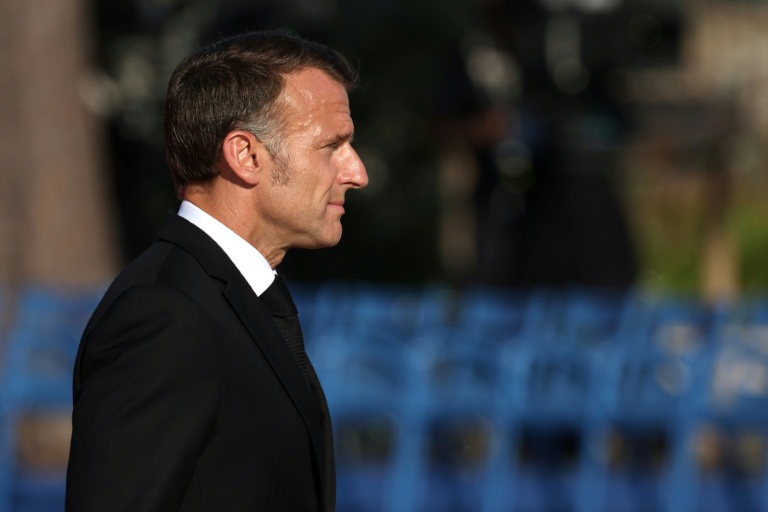 Le président Emmanuel Macron arrive à la cérémonie, le 14 juillet 2026 à Nice, marquant le 10e anniversaire de l'attentat de Nice en juillet 2016