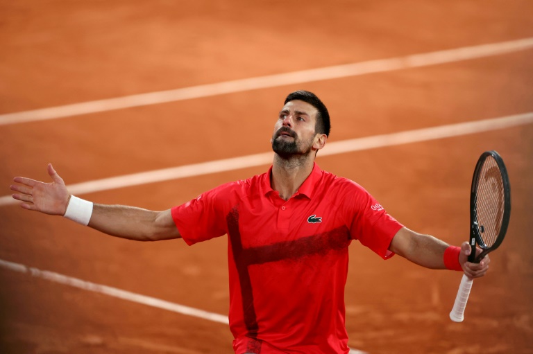 Novak Djokovic durant son match contre Jannik Sinner en demi-finale de Roland-Garros, le 6 juin 2025 à Paris 
