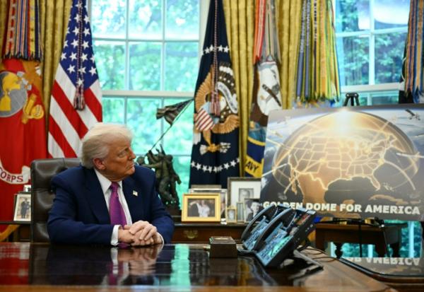 Donald Trump annonce la construction du bouclier antimissiles "Dôme d'or" dans le Bureau ovale de la Maison Blanche, à Washington, le 20 mai 2025