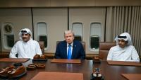Le président américain Donald Trump reçoit à bord de son avion Air Force One l'émir du Qatar, Cheikh Tamim ben Hamad Al-Thani (gauche) et son Premier ministre, Cheikh Mohammed ben Abdelrahmane Al-Thani (droite) à Doha, le 25 octobre 2025