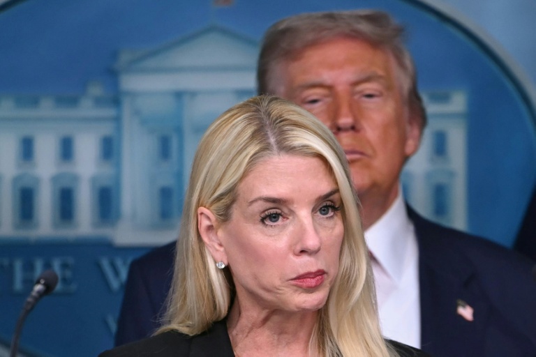La ministre américaine de la Justice, Pam Bondi, et le président américain Donald Trump lors d'une conférence de presse à la Maison Blanche, le 11 août 2025 à Washington