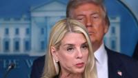 La ministre américaine de la Justice, Pam Bondi, et le président américain Donald Trump lors d'une conférence de presse à la Maison Blanche, le 11 août 2025 à Washington