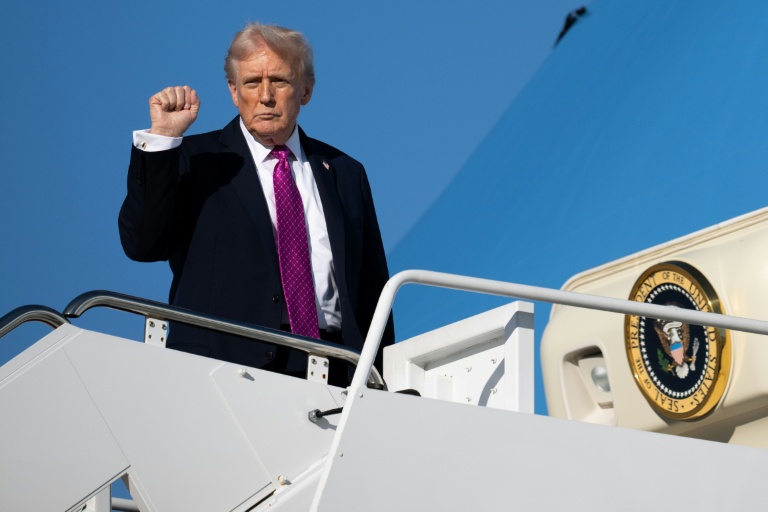 Le président amréicain Donald Trump embarque à bord de son avion Air Force One à la base aérienne Andrews, près de Washington, le 17 octobre 2025