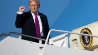 Le président amréicain Donald Trump embarque à bord de son avion Air Force One à la base aérienne Andrews, près de Washington, le 17 octobre 2025