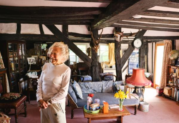 Dorothea Barron, 100 ans, vétérane britannique de la Seconde Guerre mondiale, lors d'un cours de yoga à la salle des fêtes de Harlow, le 31 mars 2025 au nord de Londres