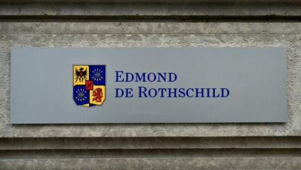 Logo de la banque Edmond de Rothschild à son siège de Genève, le 8 mars 2016