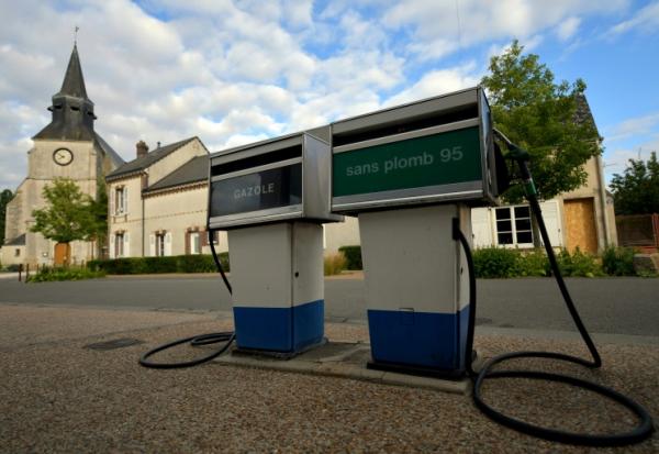 Une station-service dans le village de Bailleau-le-Pin, près de Chartres, le 7 juillet 2022