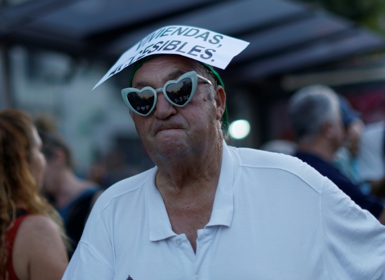 Des manifestants participent à une manifestation contre les expulsions et la crise du logement près de la Puerta del Sol, à Madrid, le 26 septembre 2026