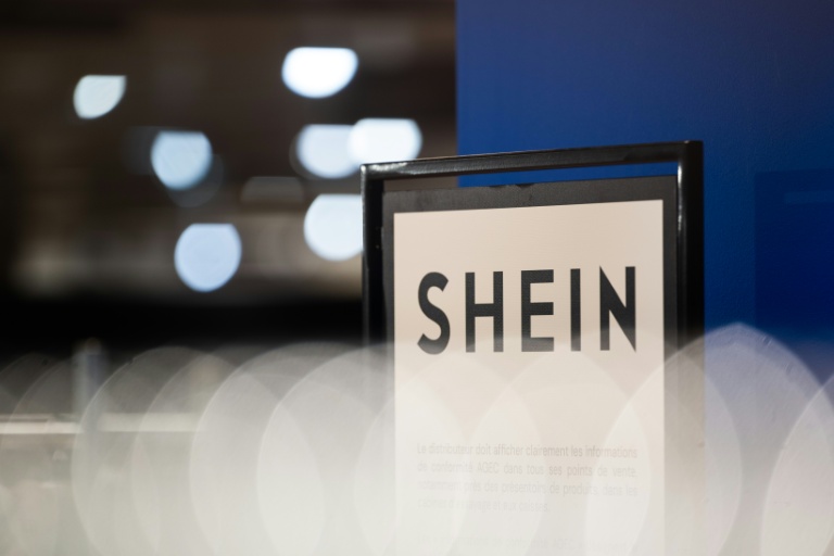Fondée en Chine en 2012 et désormais basée à Singapour, Shein braque les autorités françaises et européennes, mais aussi les associations environnementales et le monde du commerce 