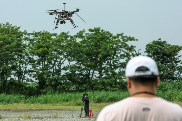 Pilotage d'un drone multirotor lors du deuxième Défi national d'application des drones (UAV) à la défense, le 16 octobre 2024 à Chiayi, à Taïwan