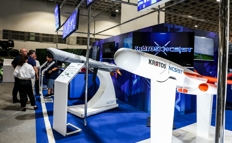 Un drone d'attaque à grande vitesse Mighty Hornet IV, développé par l'Institut national des sciences et technologies Chung-Shan (NCSIST) et la société technologique américaine Kratos, présenté au salon Taipei Aerospace & Defense Technology Exhibition, le 17 septembre 2025 à Taïwan