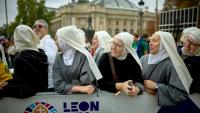 Des religieuses sur les Champs-Elysées avant la messe du pape Léon XIV le 26 septembre 2026