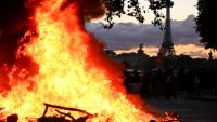 Un incendie à Paris le jour des manifestations "contre la vie chère", avec la tour Eiffel en arrière-plan, le 17 octobre 2026