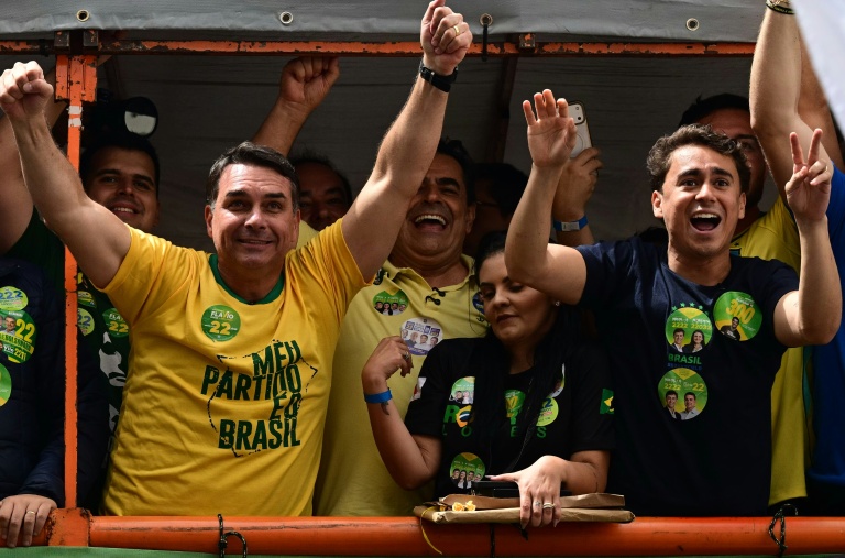Flavio Bolsonaro, au centre avec à sa droite le député Nikolas Ferreira, lors d'un meeting à Juiz de Fora, au Brésil, le 9 septembre 2026