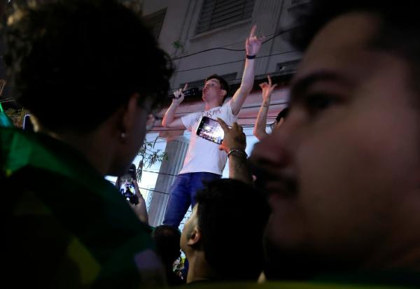 Le député fédéral de Sao Paulo Lucas Pavanato durant un meeting de soutien à Flavio Bolsonaro à Sao Paulo, au Brésil, le 14 octobre 2026