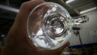 Un salarié contrôle un verre à l'usine Duralex de La Chapelle-Saint-Mesmin, près d'Orléans,  le 31 juillet 2024 dans le Loiret