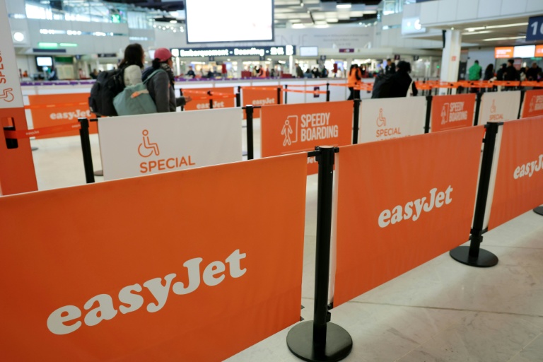 Des voyageurs arrivent au comptoir d'enregistrement d'EasyJet à l'aéroport d'Orly, alors qu'une partie du personnel de la compagnie est en grève, le 6 avril 2026 dans le Val-de-Marne
