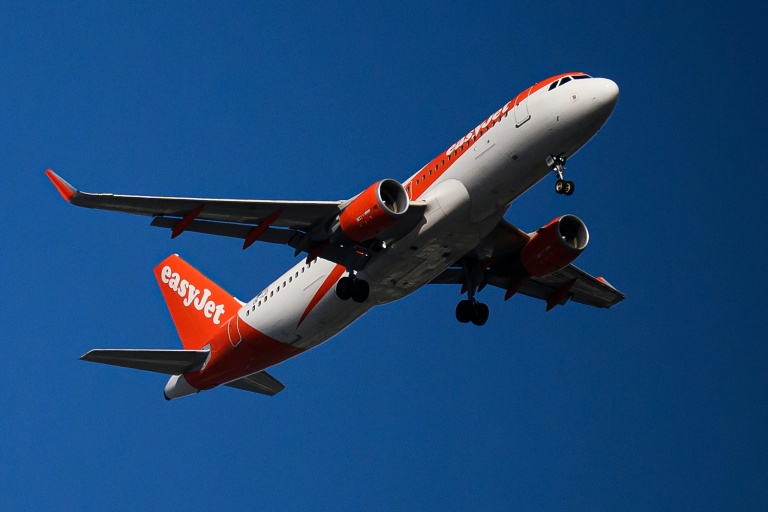 Un avion Easyjet survole Nantes, dans l'ouest de la France, le 13 avril 2026
