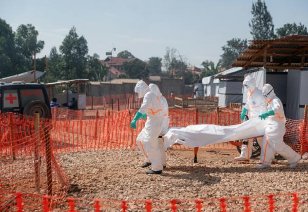 Des agents sanitaires transportent à la morgue le corps d'une personne décédée du virus Ebola, le 13 juin 2026 à Bunia, en RDC