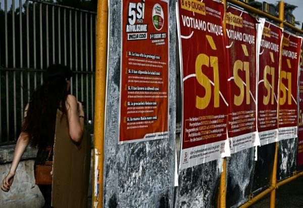 Des affiches de campagne appelant à voter pour un référendum, le 5 juin 2025 à Rome