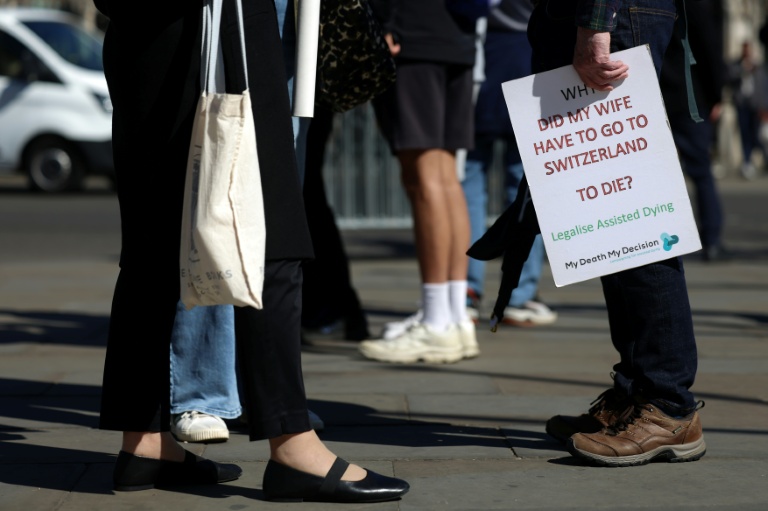 Des militants en faveur d'une modification de la loi sur l'aide médicale à mourir, rassemblés devant le palais de Westminster,le 24 avril 2026 à Londres