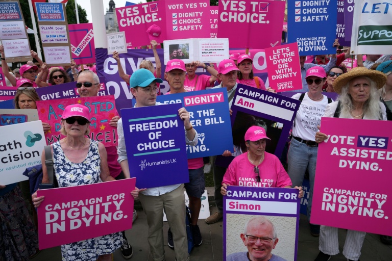 Manifestation pour l'aide à mourir devant le Parlement à Londres le 20 juin 2025 