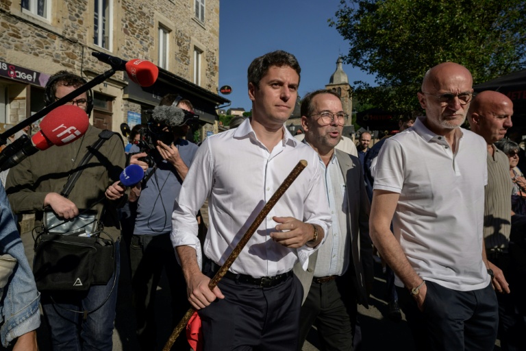 Gabriel Attal lors de la transhumance dans le village de Saint-Geniez-d'Olt-et-d'Aubrac, dans l'Aveyron, le 23 mai 2026