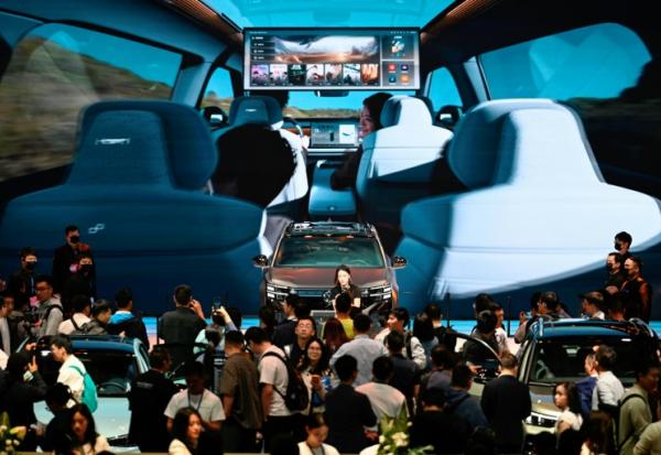 Des visiteurs au salon de l'automobile de Shanghai, le 25 avril 2025
