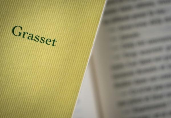 Cette photographie montre un livre des éditions Bernard Grasset à Mulhouse, dans l'est de la France, le 16 avril 2025