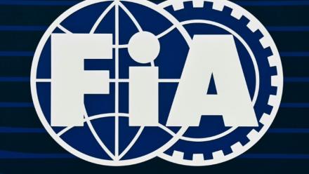 Le logo de la Fédération internationale de l'automobile, photographié lors du premier jour des essais de pré-saison de Formule 1 au Circuit international de Bahreïn à Sakhir, le 26 février 2025