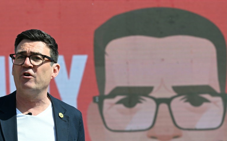 Le maire du Grand Manchester, Andy Burnham, prend la parole lors du lancement de sa campagne pour l'élection partielle à Ashton-in-Makerfield, à l'ouest de Manchester, dans le nord-ouest de l'Angleterre, le 22 mai 2026