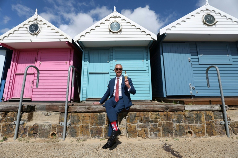 Le dirigeant de Reform UK, Nigel Farage (extrême droite), à Walton-on-the-Naze, en Angleterre, le 7 mai 2026