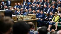 La photo fournie par le parlement britannique montre le premier ministre Keir Starmer qui pointe du doigt Kemi Badenoch, le chef des conservateurs, principal parti d'opposition 