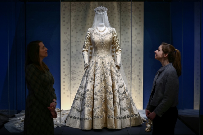 Présentation d'une robe de soirée lors d’une visite de presse de l’exposition 