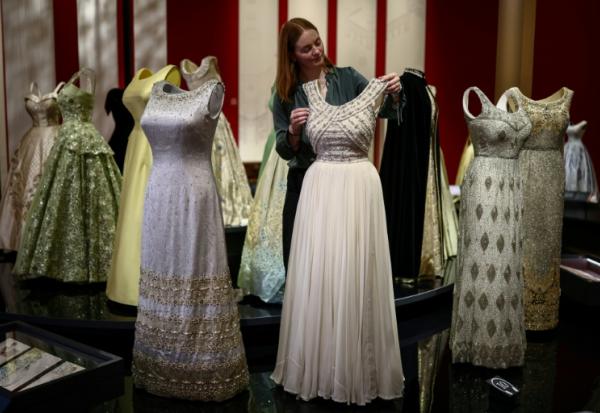 Présentation de robes de soirée lors d’une visite de presse de l’exposition "Queen Elizabeth II : Her Life in Style" au palais de Buckingham, à Londres, le 9 avril 2026