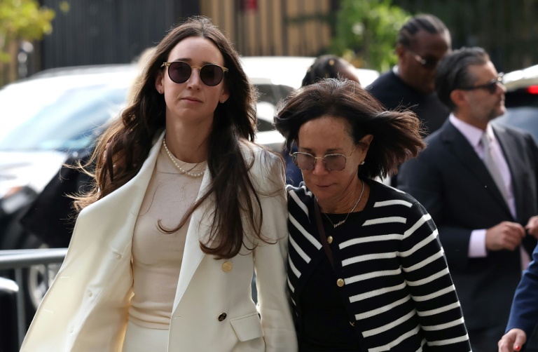 Charlie Javice (à gauche) arrive au tribunal fédéral de Manhattan, lundi