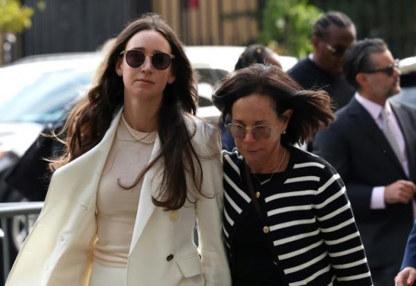 Charlie Javice (à gauche) arrive au tribunal fédéral de Manhattan, lundi