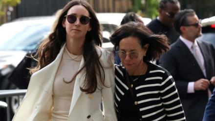 Charlie Javice (à gauche) arrive au tribunal fédéral de Manhattan, lundi