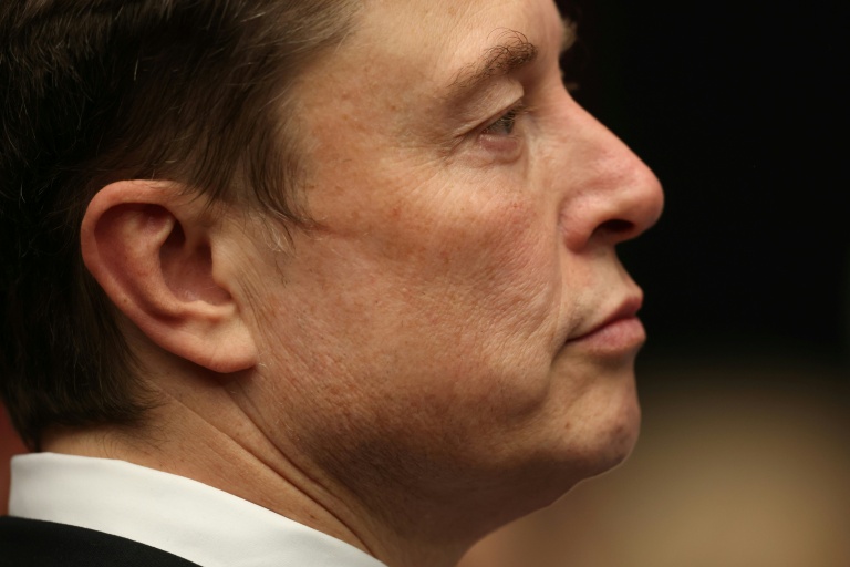 Elon Musk assiste à une cérémonie en mémoire de Charlie Kirk le 21 septembre 2025 à Glendale, en Arizona, aux Etats-Unis