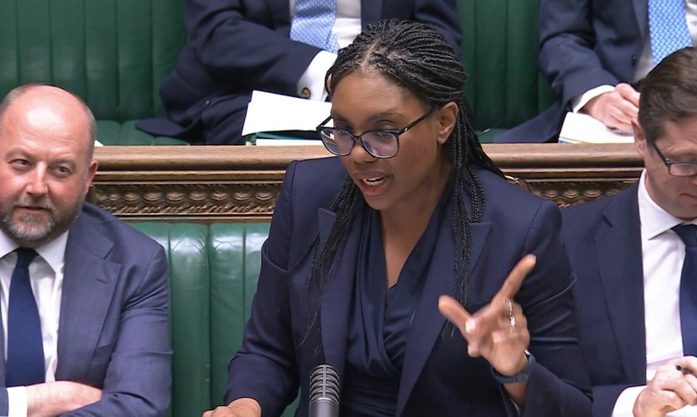 Image tirée d'un enregistrement diffusé par l'Unité d'enregistrement parlementaire (PRU) du Parlement britannique montrant des députés lorts d'un débat sur une motion pour savoir si le Premier ministre Keir Starmer doit être soumis à une enquête parlementaire au sujet de la nomination de Peter Mandelson comme ambassadeur à Washington, le 28 avril 2026 à la Chambre des communes à Londres