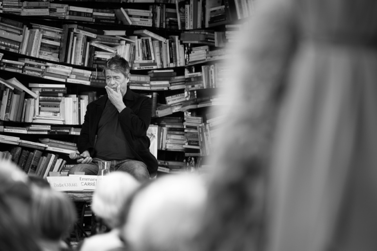 L'écrivain français Emmanuel Carrère lors de son discours sur scène lors du 27e festival littéraire 