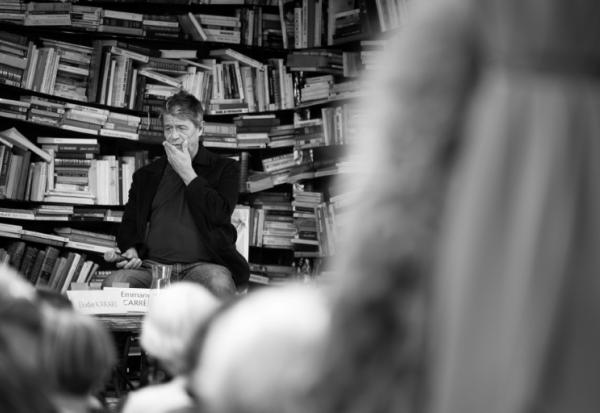 L'écrivain français Emmanuel Carrère lors de son discours sur scène lors du 27e festival littéraire "Les Correspondances" à Manosque, dans le sud-est de la France, le 27 septembre 2025