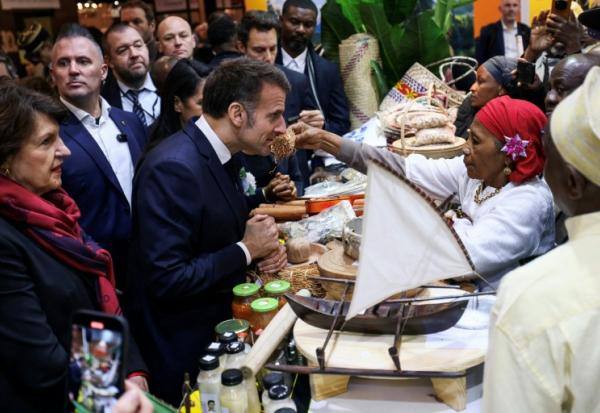 Le président Emmanuel Macron et la ministre l'Agriculture Annie Genevard (g) visitent le stand de Mayotte au Salon de l'agriculture, le 21 février 2026