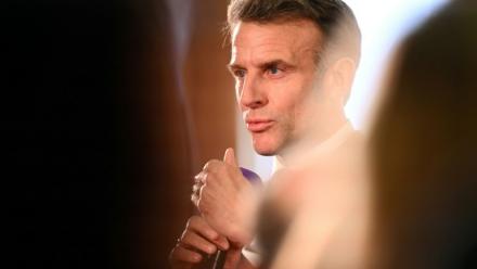 Le président Emmanuel Macron s'exprime lors d'une réunion, le 28 novembre 2025 à Mirecourt (Vosges)